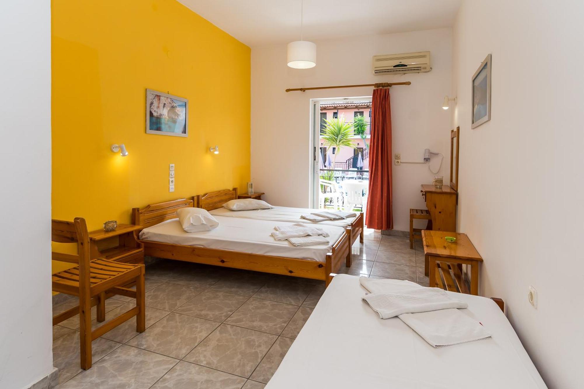 Julias Apartments Laganas Luaran gambar